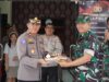 Dandim 1302/Minahasa Bersama Wadan Rindam XIII/Merdeka Beri Kejutan Kue HUT di Polres Tomohon